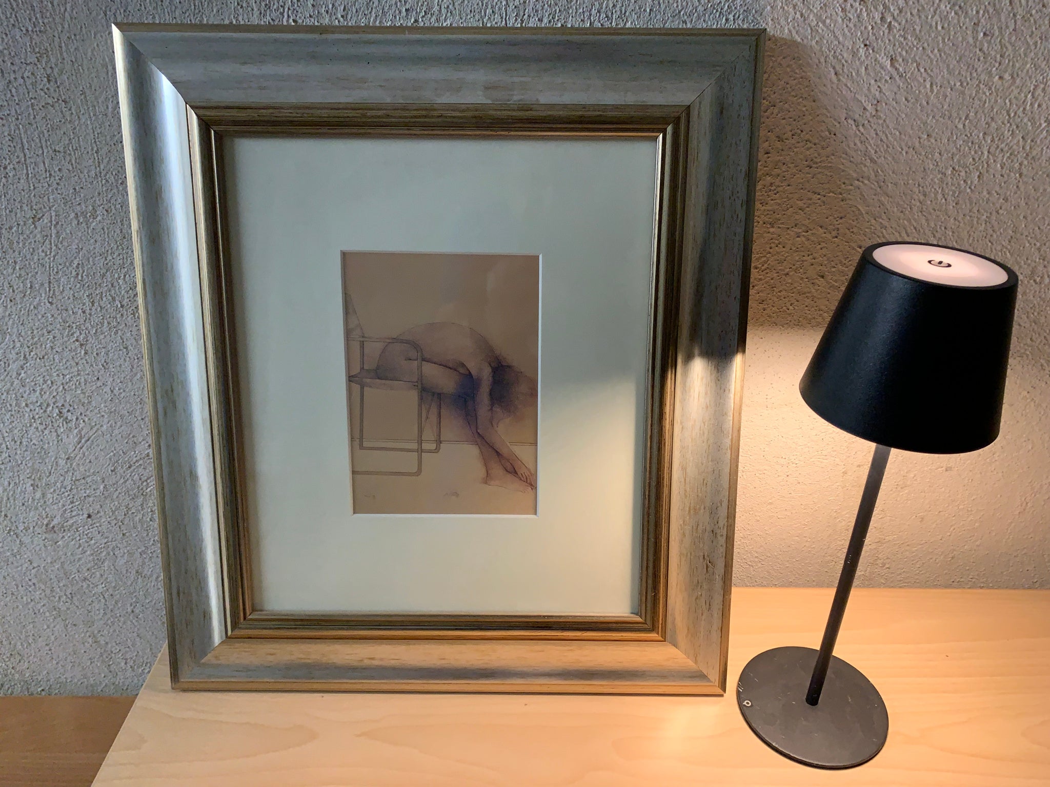 Bruno Bruni – „Weiblicher Akt auf Stuhl“, gerahmte Farblithografie