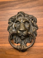 Fein ausgearbeiteter Türklopfer „Löwenkopf“-  Massives Messing