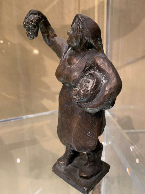 Fränkische Weinleserin – Massiver Bronzeguss